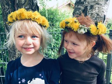 Piger med blomsterkrans